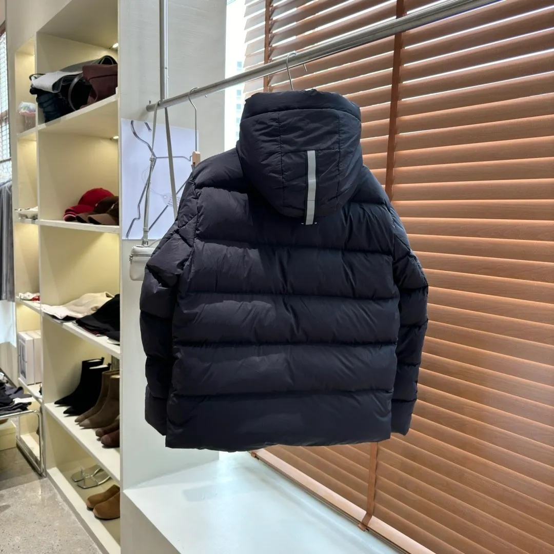 P900 top version Ouyang Nana second generation canad goose black label down jacket is a must-have in the world of goose black label down jacket! The latest designer styles! The goose down jacket has always been a popular element of fashion and is loved by experts from all walks of life! Fashionable hooded cut, high-end customer-supplied fine goose down with high resilience, smooth zipper, strong and firm, pockets on both sides, can store small items, free your hands, no worries about going out, and can also meet the need of putting hands in pockets. "It's a big goose, and it can be used as a group uniform by many celebrities. This down jacket uses a double-layer anti-down lining design, which has strong windproof performance and will be very warm in winter! New standard 90% goose down filling, high fluffiness, windproof hooded design. When walking outdoors, pull the collar to the highest position, put your hands in the pockets and it will be very warm. It can be easily controlled by all body types! Equipped with an elastic snow skirt inside, it is designed to provide better wrapping. The simple and neat style design highlights the masculine temperament. The unbeatable style is classic and never goes out of style. It is warm and practical, and it is versatile! You can enter with your eyes closed!